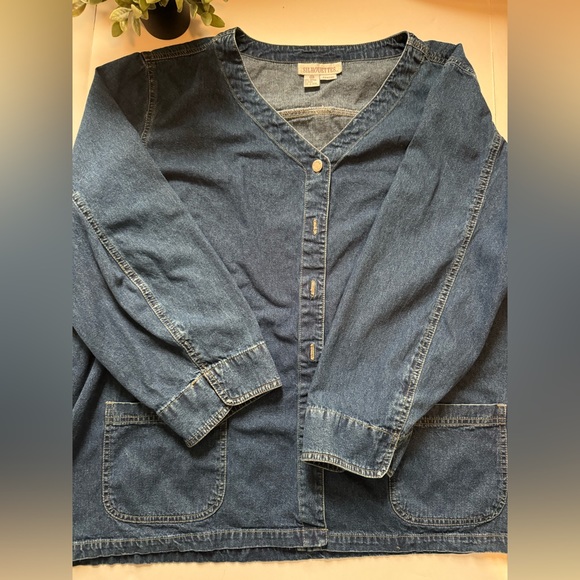Silhouettes button down jean jacket with pockets. - Picture 5 of 11